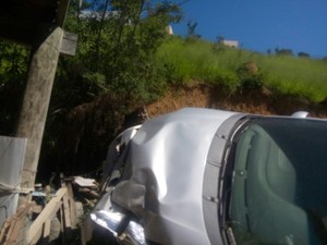 Carro desceu barranco e atingiu casa (Foto: Divulgação/PM)