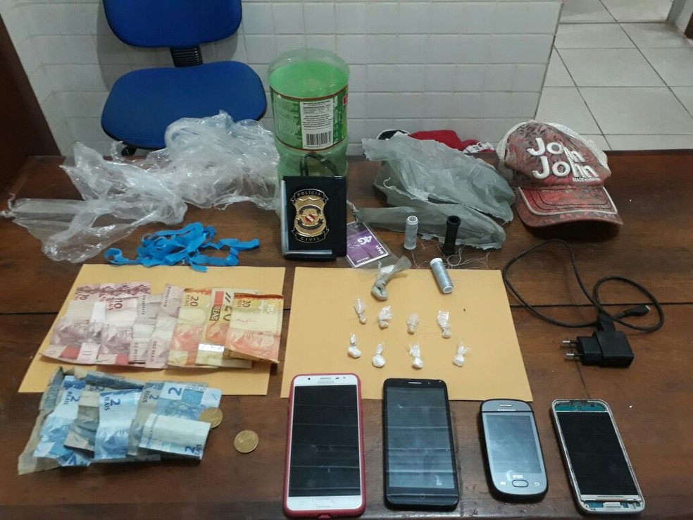 Produtos apreendidos durante a prisão do trio (Foto: Polícia Civil de Óbidos/Divulgação)