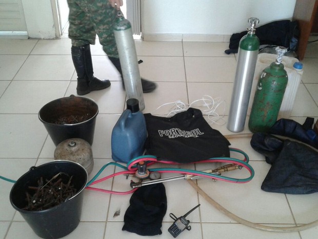 PM apreendeu também material que pode ter sido usado no arrombamento (Foto: Polícia Militar/Divulgação)