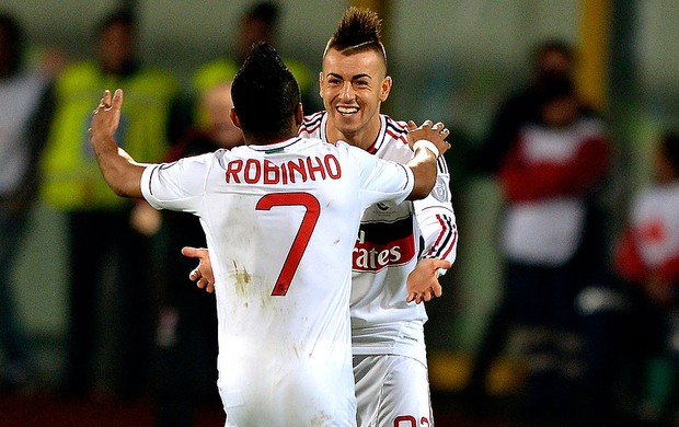 Robinho e Stephan El Shaarawy comemoram gol na partida do Milan contra o Catania (Foto: AP)