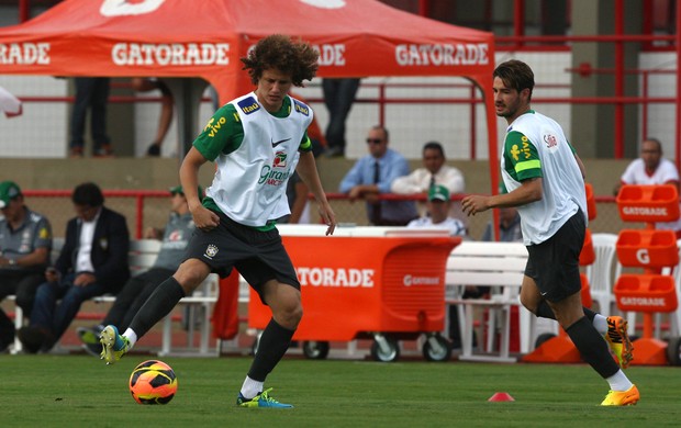 Alexandre Pato e David Luiz treino Seleção Brasília (Foto: Mowa Press)