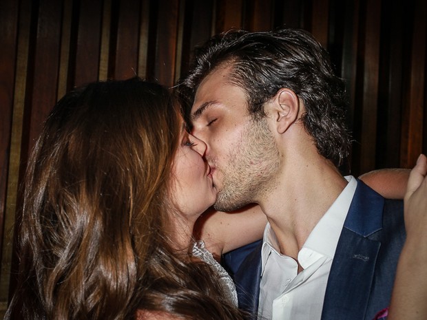 Camila Queiroz troca beijos com o namorado Lucas Cattani (Foto: Raphael Castello/AgNews)