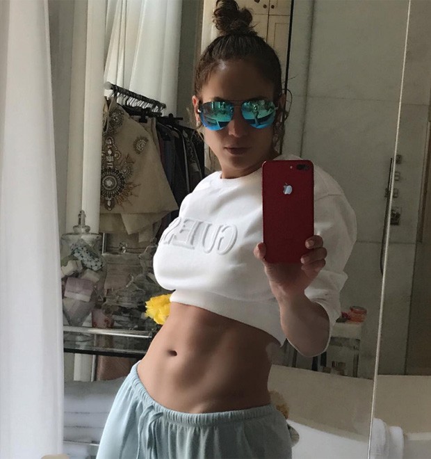 Jennifer Lopez tira selfie sem camisa e choca internet com sua boa forma -  Uai Saúde