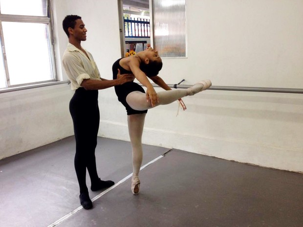 Willian e Keyte ensaiam na escola Ballet Valderez (Foto: Divulgação/Ballet Valderez)