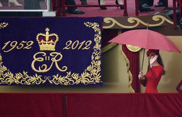 Kate Middleton acena ao deixar a embarcação real, após comemorações dos 60 anos de reinado da rainha Elizabeth II. Segundo organizadores do evento, trata-se da maior celebração no Tâmisa em 350 anos (Foto: AP Photo/Dylan Martinez, Pool)