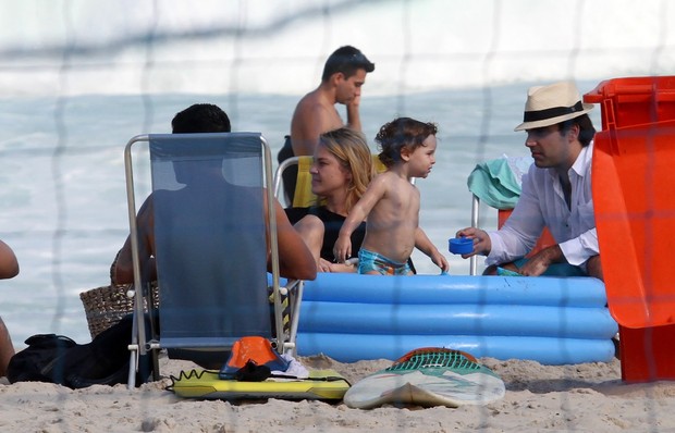 Letícia Birkheuer com o filho e o marido na praia (Foto: Wallace Barbosa / AgNews)