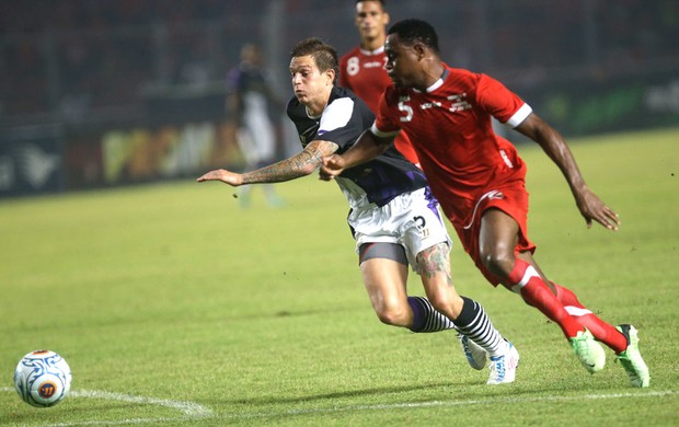 Daniel Agger liverpool e indonésia (Foto: Agência AP) Daniel Agger liverpool e indonésia (Foto: Agência AP)