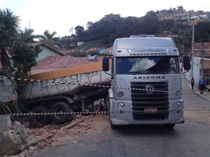 Caminhão tomba e atinge asilo em Santa Branca, SP (Foto: Philipe Guedes/TV Vanguarda)