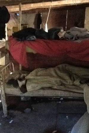 Alguns funcionários dormiam no local em condições insalubres (Foto: Divulgação/ Ministério do Trabalho)