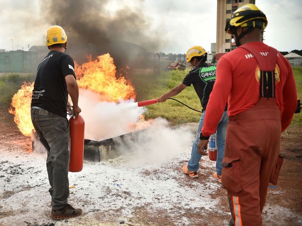 Bombeiros capacitam garis e catadores de materiais recicláveis a prevenir incêndios no DF (Foto: Andre Borges/Agência Brasília)
