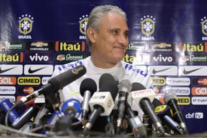 Tite na entrevista coletiva da seleção brasileira em Lima, no Peru (Foto: Pedro Martins/MoWa Press)