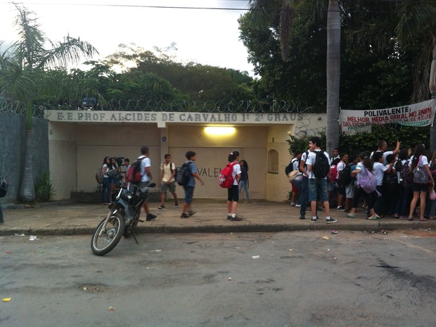 G Mulher Invade Sala De Aula E Agride Professor Em Montes Claros