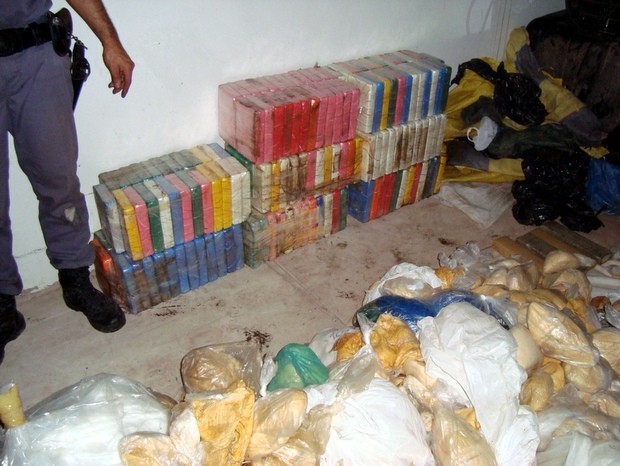 Drogas encontradas dentro de "bunker" em fazenda de Piracicaba (Foto: Divulgação/PF e Rota)