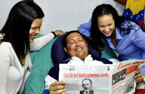 Chávez sorri ao ler jornal em Cuba (Foto: Divulgação)