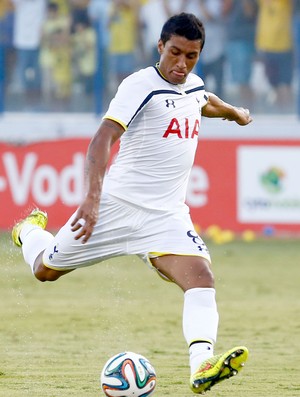 Paulinho no jogo Tottenham e AEL Limassol (Foto: Getty Images)