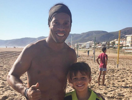 Barça nega 'bolo' de Ronaldinho e alega que foto é de outro dia (Reprodução)