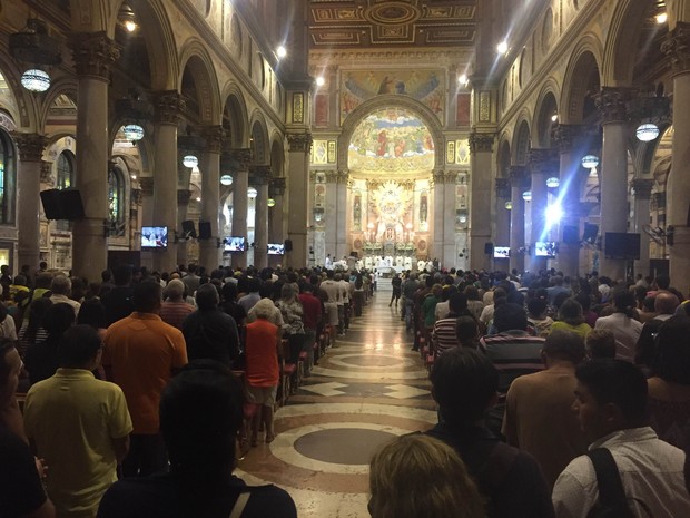A Arquidiocese de Belém e a Diretoria do Círio abriram oficialmente a festividade do Círio de Nazaré, na noite desta terça-feira (04), na Basílica Santuário, em Belém. (Foto: Gabriela Azevedo/ G1) A Arquidiocese de Belém e a Diretoria do Círio abriram oficialmente a festividade do Círio de Nazaré, na noite desta terça-feira (04), na Basílica Santuário, em Belém. (Foto: Gabriela Azevedo/ G1)