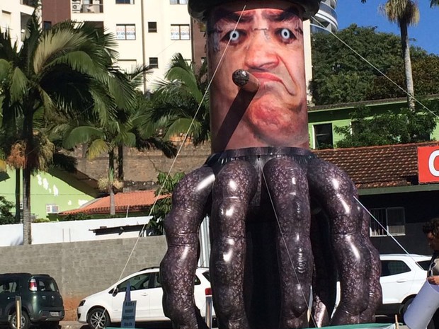 Conforme sindicato, boneco representa o governandor Raimundo Colombo (Foto: João Salgado/RBS TV)