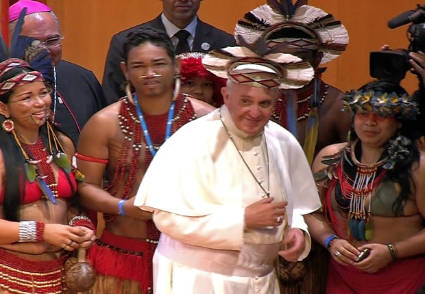 Papa colocou o cocar de um dos índios convidados para o encontro no Theatro Municipal (Foto: AP Photo/TV Pool)