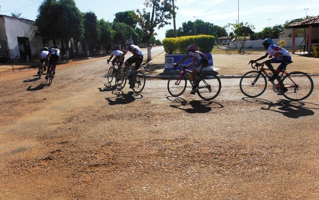Atletas participam da segunda etapa do Circuito Tocantinense de Ciclismo, em Ipueiras (Foto: Ascom/SEL)