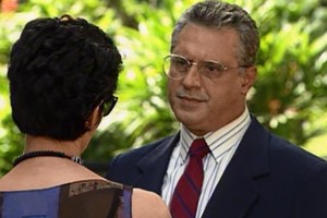 Diná surpreende Otávio no portão de sua casa (Foto: CEDOC/TV Globo)