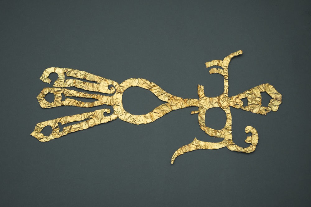 Decoração dourada encontrada no sítio arqueológico na China (Foto: Administração do Patrimônio Cultural Nacional (NCHA))