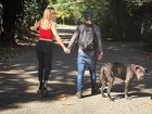 Bruno Gagliasso posta foto fofa de passeio com Ewbank e cachorra