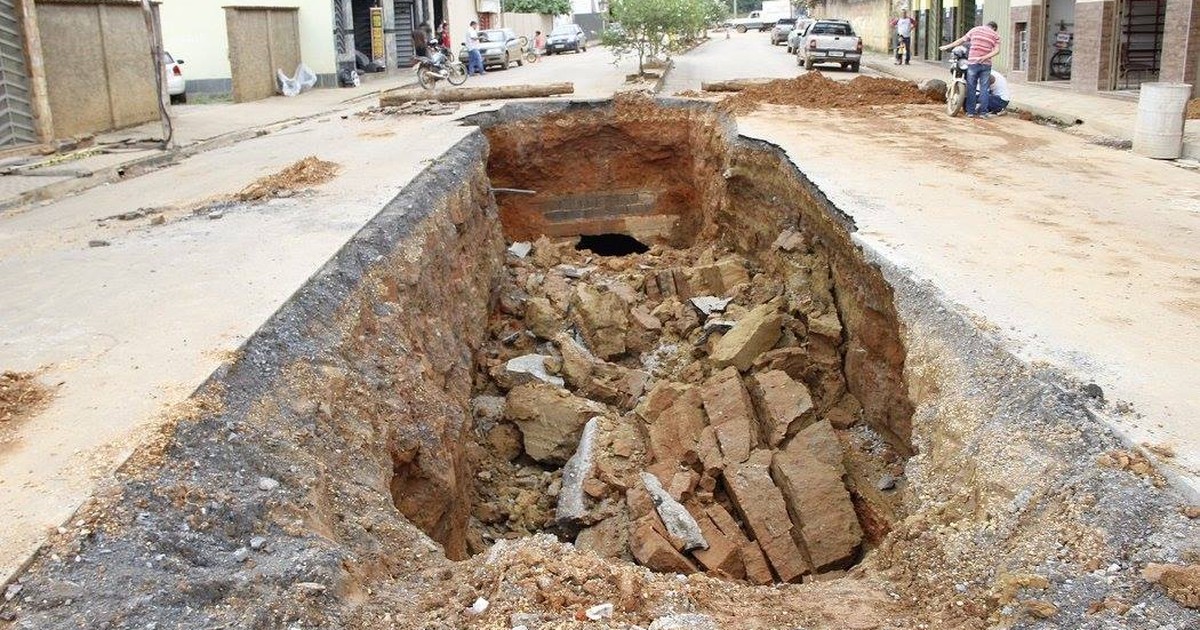 G Carro Cai Dentro De Cratera Que Se Abriu Devido A Eros O Em Bambu