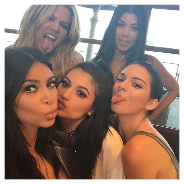 Kim Kardashian, Khloe Kardashian, Kylie Jenner, Kendall Jenner e Kourtney Kardashian posam juntas para selfie (Foto: Instagram/ Reprodução)