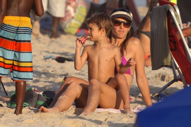 Fernanda Lima com o filho na praia (Foto: J.Humberto/AgNews )