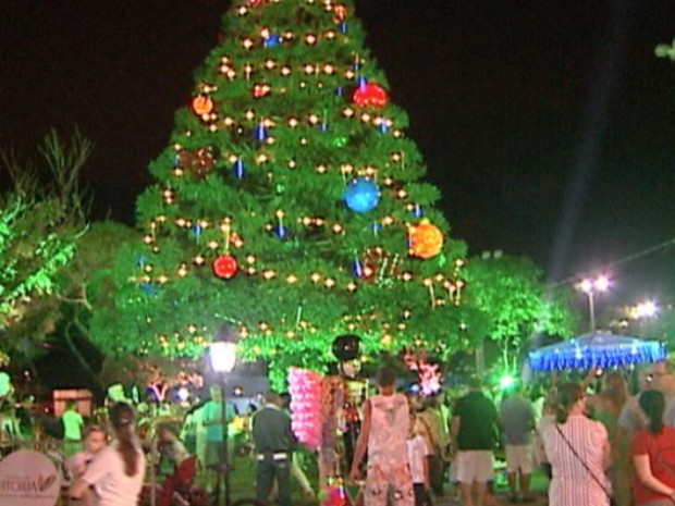 Árvore de Natal foi inaugurada nesta terça-feira (4), em Vitória (Foto: Reprodução/TV Gazeta)