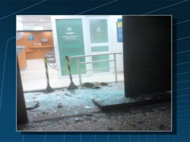 Homem joga vaso sanitário na agência da Light de Copacabana, na Zona Sul do Rio (Foto: Reprodução/TV Globo)