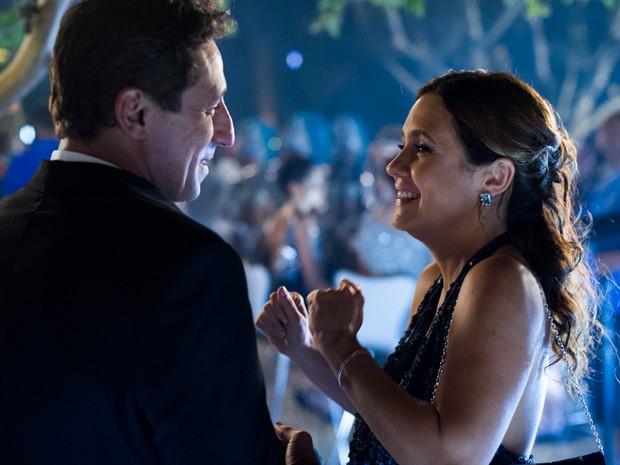 Louca para encontrar a amiga de adolescência, Inês dá um jeito de se infiltrar na festa junto com seu marido, Homero (Foto: Estevam Avellar/Globo)