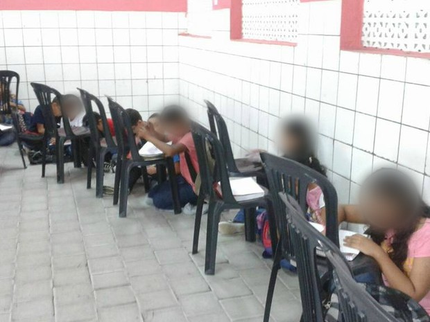 Alunos assistem às aulas sentados no chão em Fortaleza (Foto: Sindiute / Divulgação)