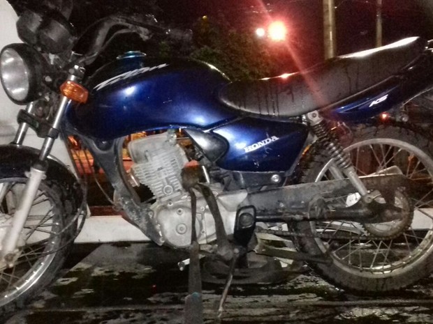 Moto havia sido roubada ainda no sábado (12) (Foto: Divulgação/Polícia Militar)