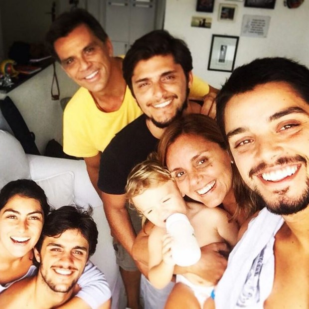 Felipe Simas com o filho, a mulher, os irmãos e os pais: família reunida (Foto: Reprodução/Instagram)
