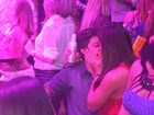 Thammy Miranda beija a namorada em show em São Paulo