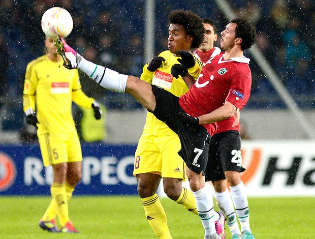 Willians na partida do Anzhi contra o Hanover (Foto: Reuters)