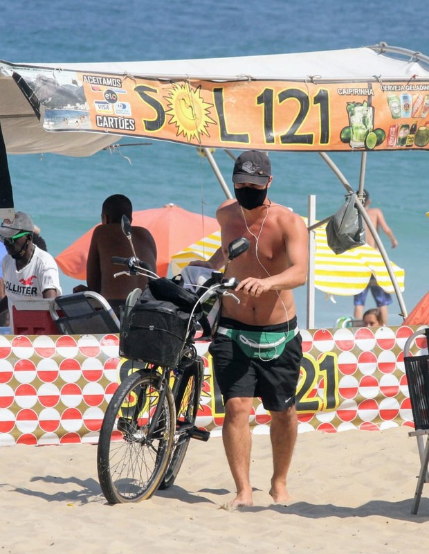 Francisco Vitti pedala ao deixar praia carioca (Foto: Daniel Delmiro/AgNews) Francisco Vitti pedala ao deixar praia carioca (Foto: Daniel Delmiro/AgNews)
