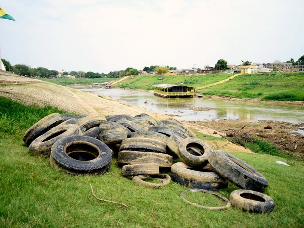 Pneus retirados do Rio Acre serão encaminhados para UTRE, onde serão reciclados, segundo Semsur (Foto: Assis Lima/Ascom Prefeitura de Rio Branco)