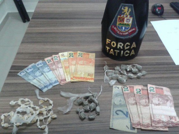 Dois foram presos com 50 porções de maconha e 50 peedras de crack (Foto: Divulgação/Polícia Militar)