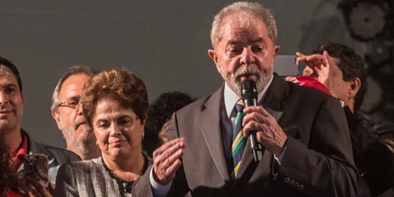 Ato público pró-Lula realizado com a presença do ex-presidente Luiz Inácio Lula da Silva, ex-presidente Dilma Rousseff e integrantes do PT  na noite desta quarta-feira (10) na praça Santos Andrade, região central de Curitiba (PR (Foto: Taba Benedicto/Folhapress)