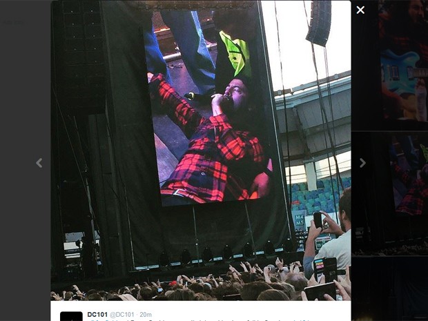 Dave Grohl, dos Foo Fighters, cai durante show na Suécia (Foto: Reprodução / Twitter)