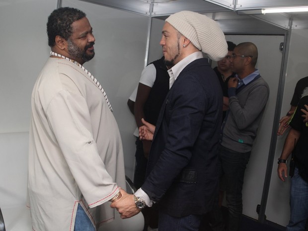 Belo com Arlindo Cruz em bastidores de show no Rio (Foto: Dudu Fotógrafo/ Divulgação)