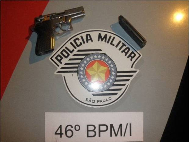Arma falsa foi apreendida com suspeito após flagrante na madrugada desta terça-feira (4)  (Foto: Divulgação/Polícia Militar)