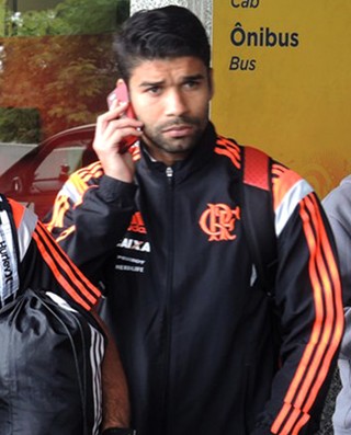 Eduardo da Silva no desembarque do Flamengo (Foto: Cahê Mota) Eduardo da Silva no desembarque do Flamengo (Foto: Cahê Mota)