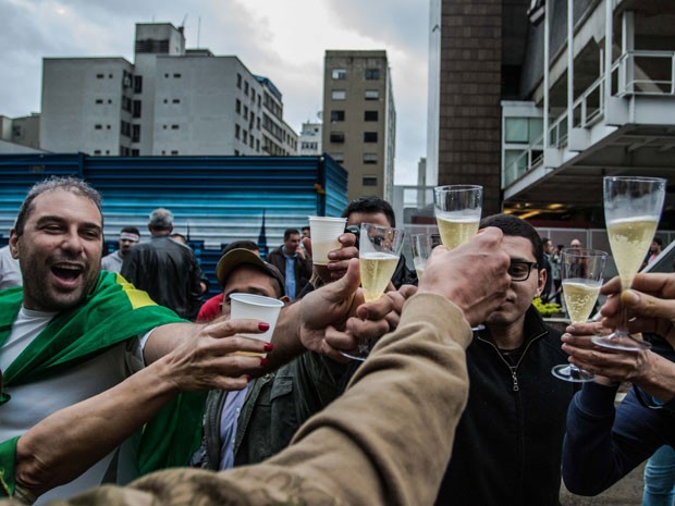 Grupo faz brinde com champanhe para comemorar impeachment de Dilma Rousseff (Foto: Taba Benedicto/Agência O Dia/Estadão Conteúdo)