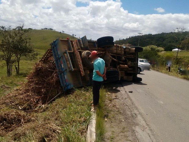 Caminhão tombou e atingiu ciclista em Canhotinho (Foto: Divulgação/Polícia Militar)