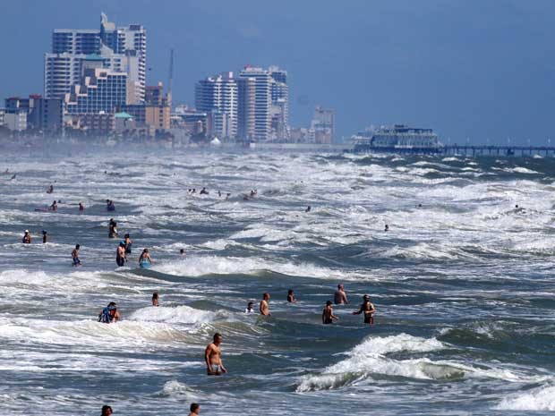 Tempestade ‘Arthur’ provoca ondas e forte corrente na praia de Daytona. (Foto: Jim Tiller / The Daytona Beach News-Journal / Via AP Photo)