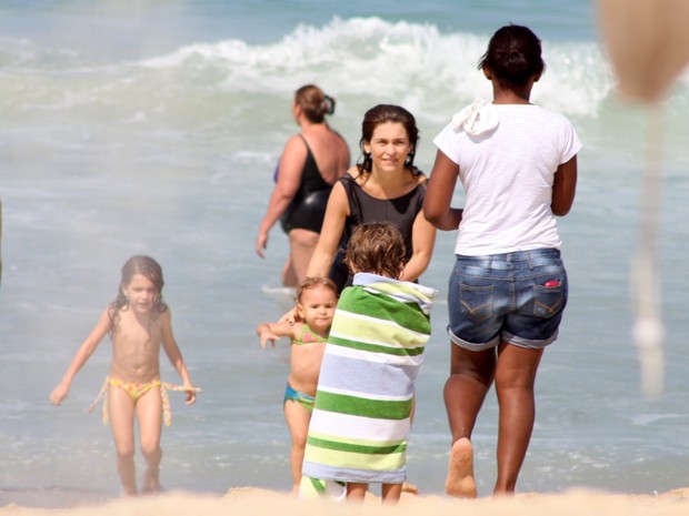 Claudia Abreu e filhos no Rio (Foto: Jc Pereira /Foto Rio News)